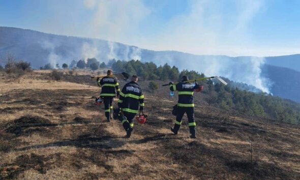 foto: incendiu pe 20 de hectare de teren în zona