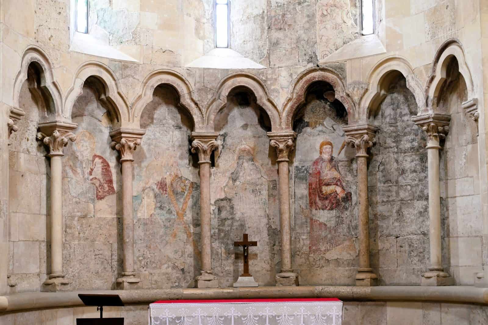 foto: interiorul catedralei romano catolice „sfântul mihail” din alba iulia a