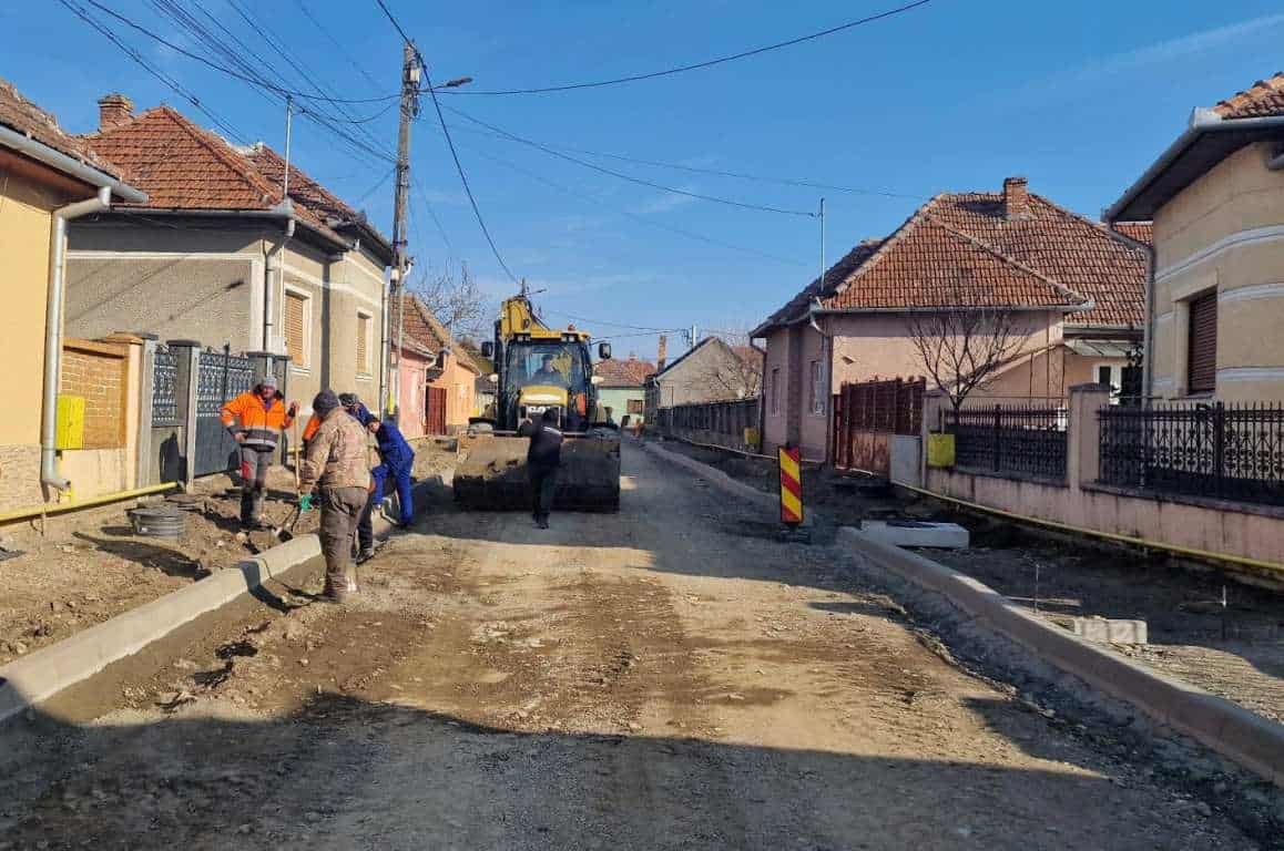 foto: lucrări de modernizare pe mai multe străzi din teiuș.