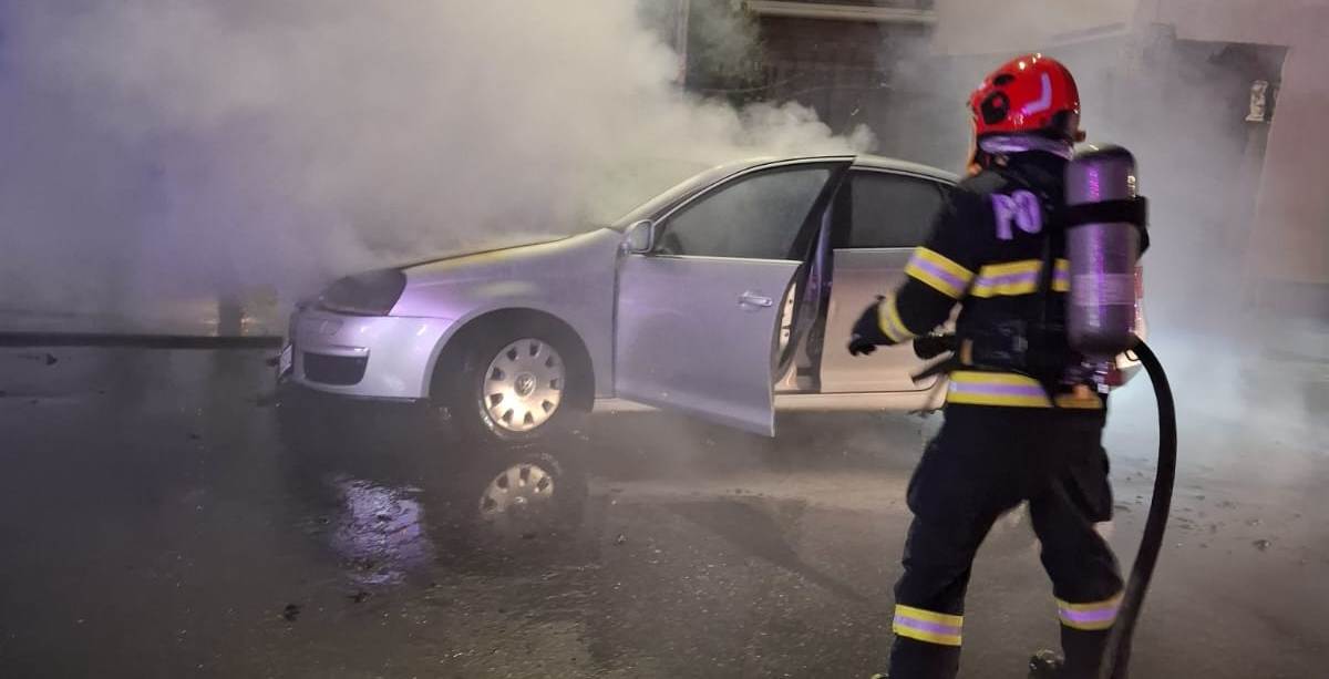 foto: un autoturism a luat foc, în sebeș. au intervenit