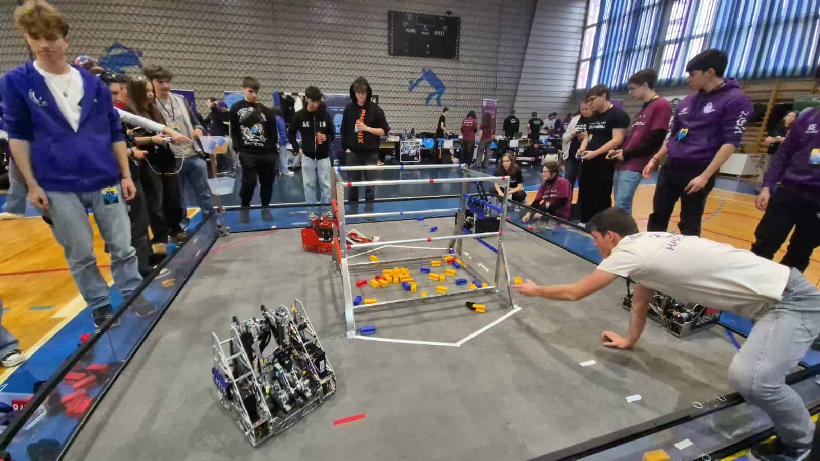 foto video: concurs de robotică, la alba iulia. 18 echipe de