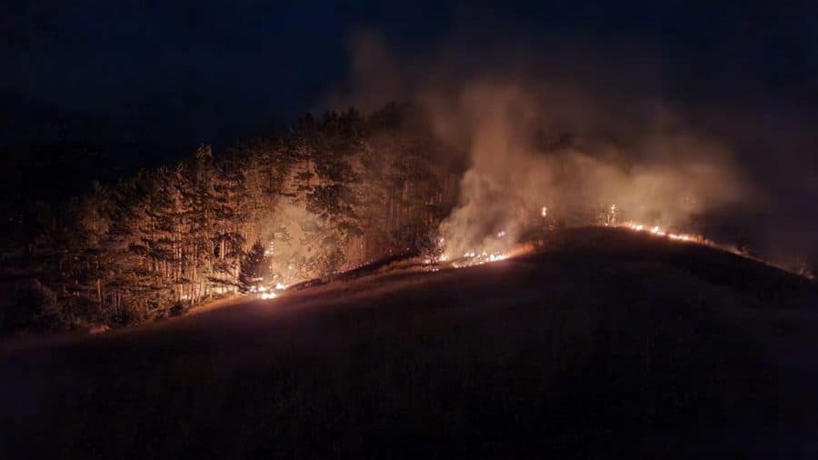 incendiu de vegetație uscată în comuna sălciua. intervin pompierii din