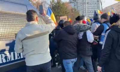 protest cu violențe în piața victoriei. jandarmii, nevoiți să folosească