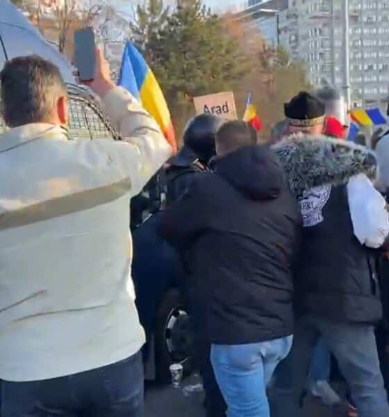 protest cu violențe în piața victoriei. jandarmii, nevoiți să folosească