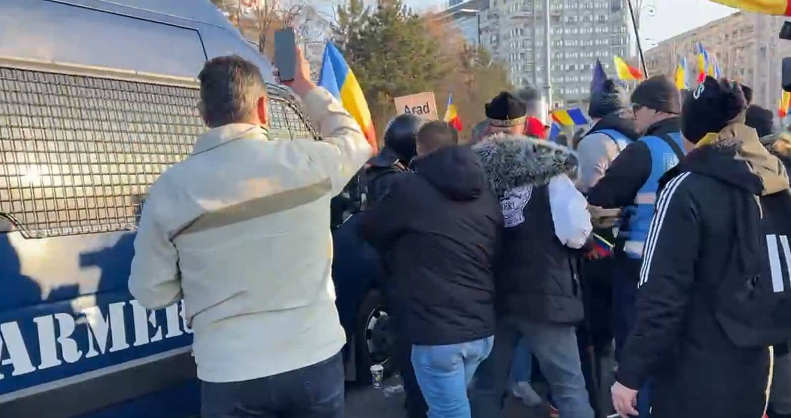 protest cu violențe în piața victoriei. jandarmii, nevoiți să folosească