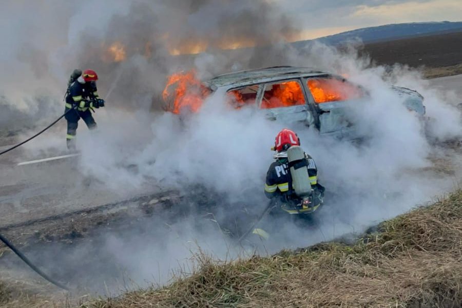 video: mașină distrusă de flăcări pe un drum din localitatea