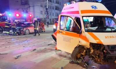 foto: ambulanță implicată într un accident în municipiul suceava