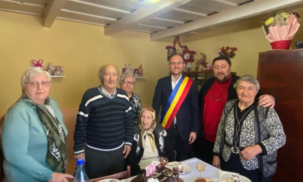 foto: botoșăneanca eugenia iftincă, felicitată de primarul cosmin andrei în