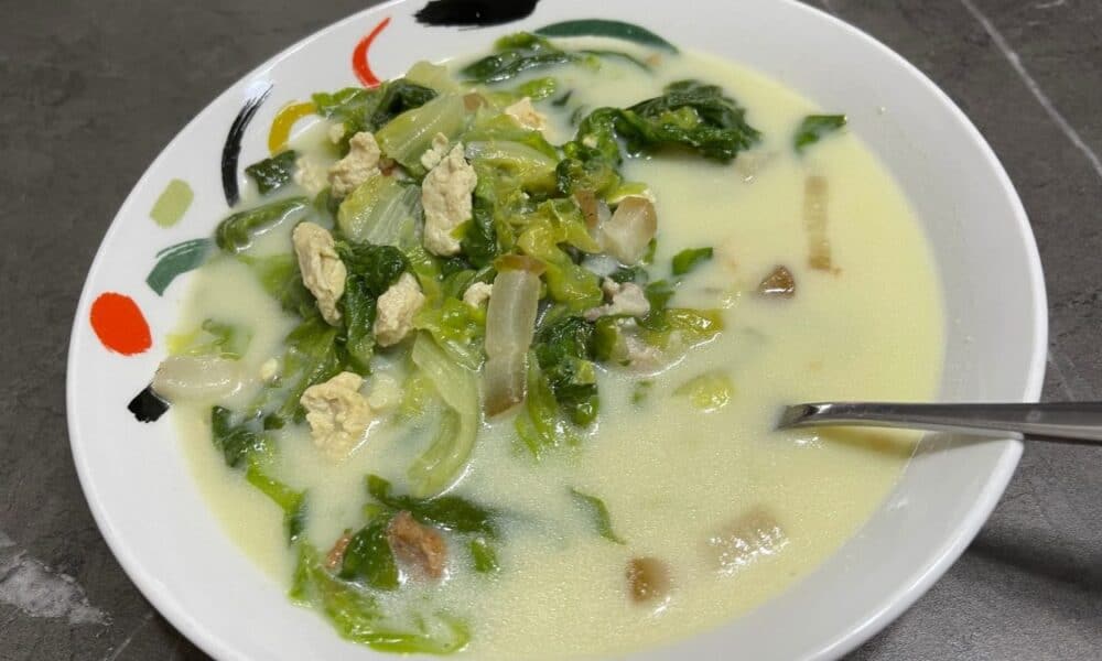 ciorbă de salată verde cu omletă și afumătură – o