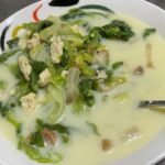 ciorbă de salată verde cu omletă și afumătură – o