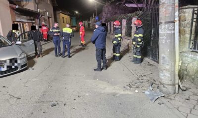 foto: accident la sebeș. un autoturism a lovit un stâlp