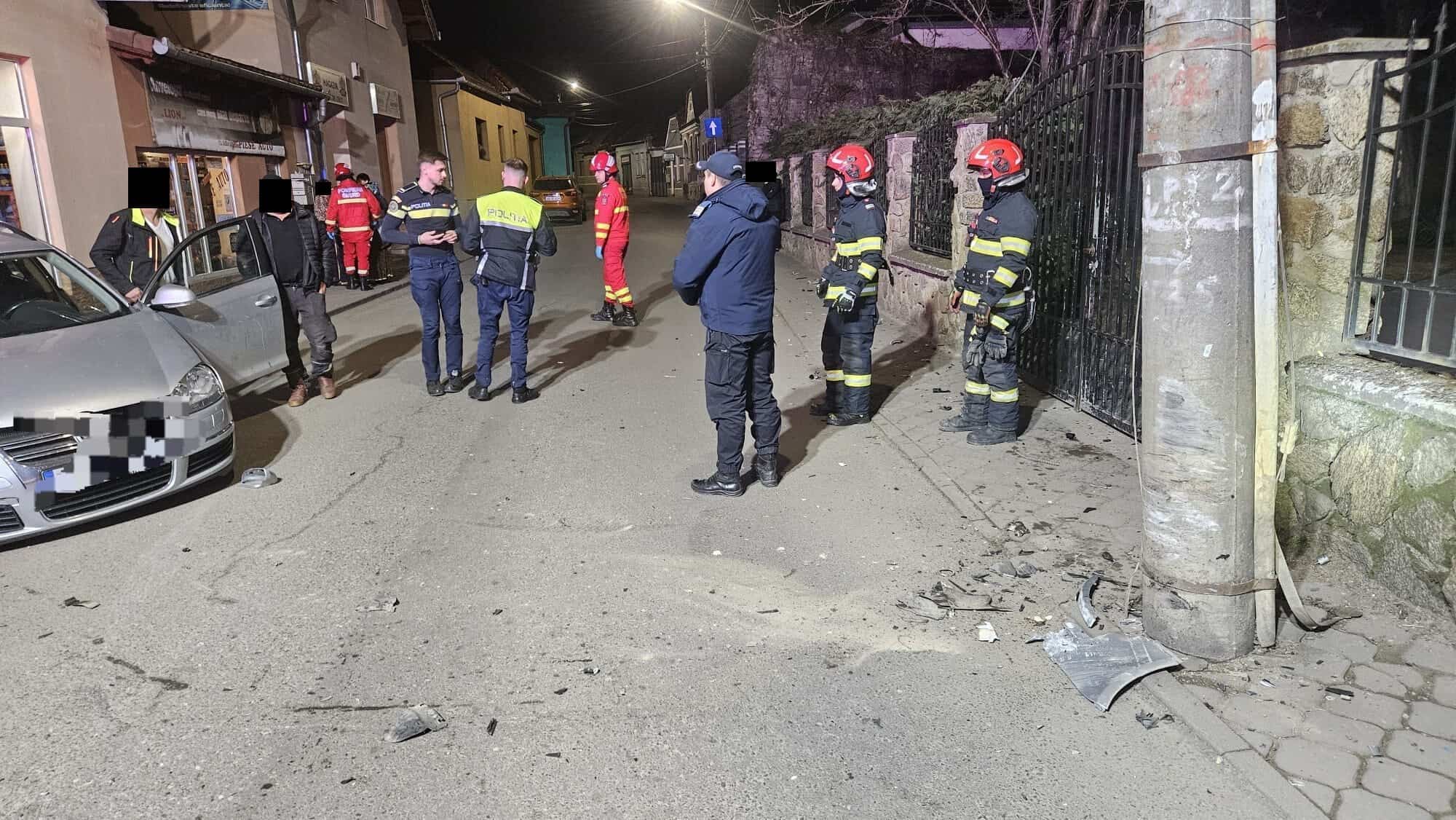 foto: accident la sebeș. un autoturism a lovit un stâlp