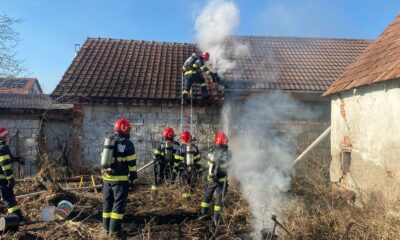 foto: incendiu la micești. focul a izbucnit la acoperișul unei