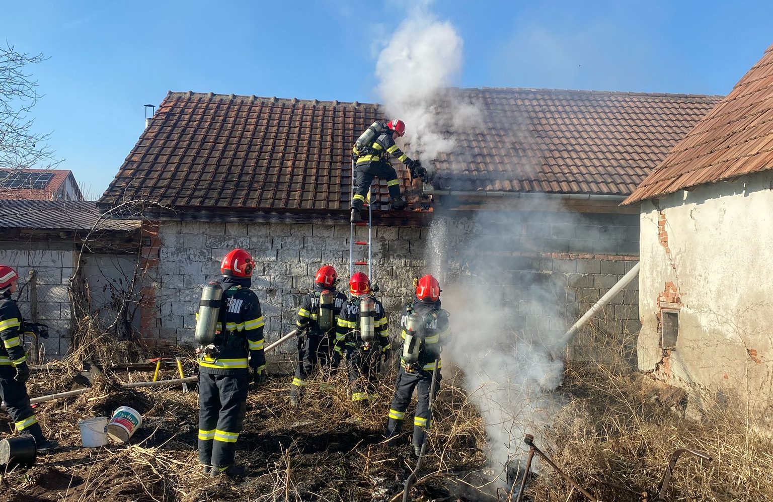 foto: incendiu la micești. focul a izbucnit la acoperișul unei