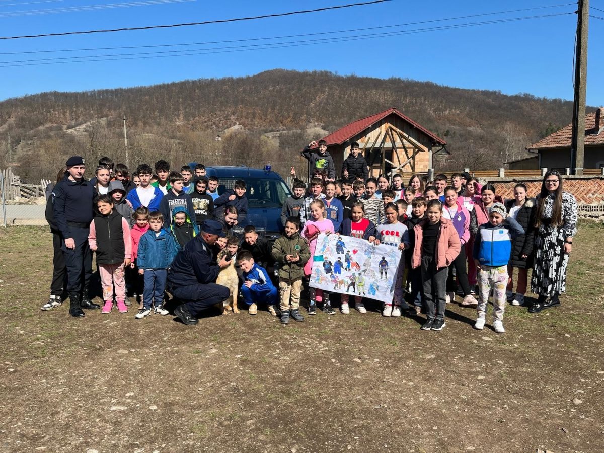 foto: jandarmii din alba, activități educative pentru elevii Școlii gimnaziale