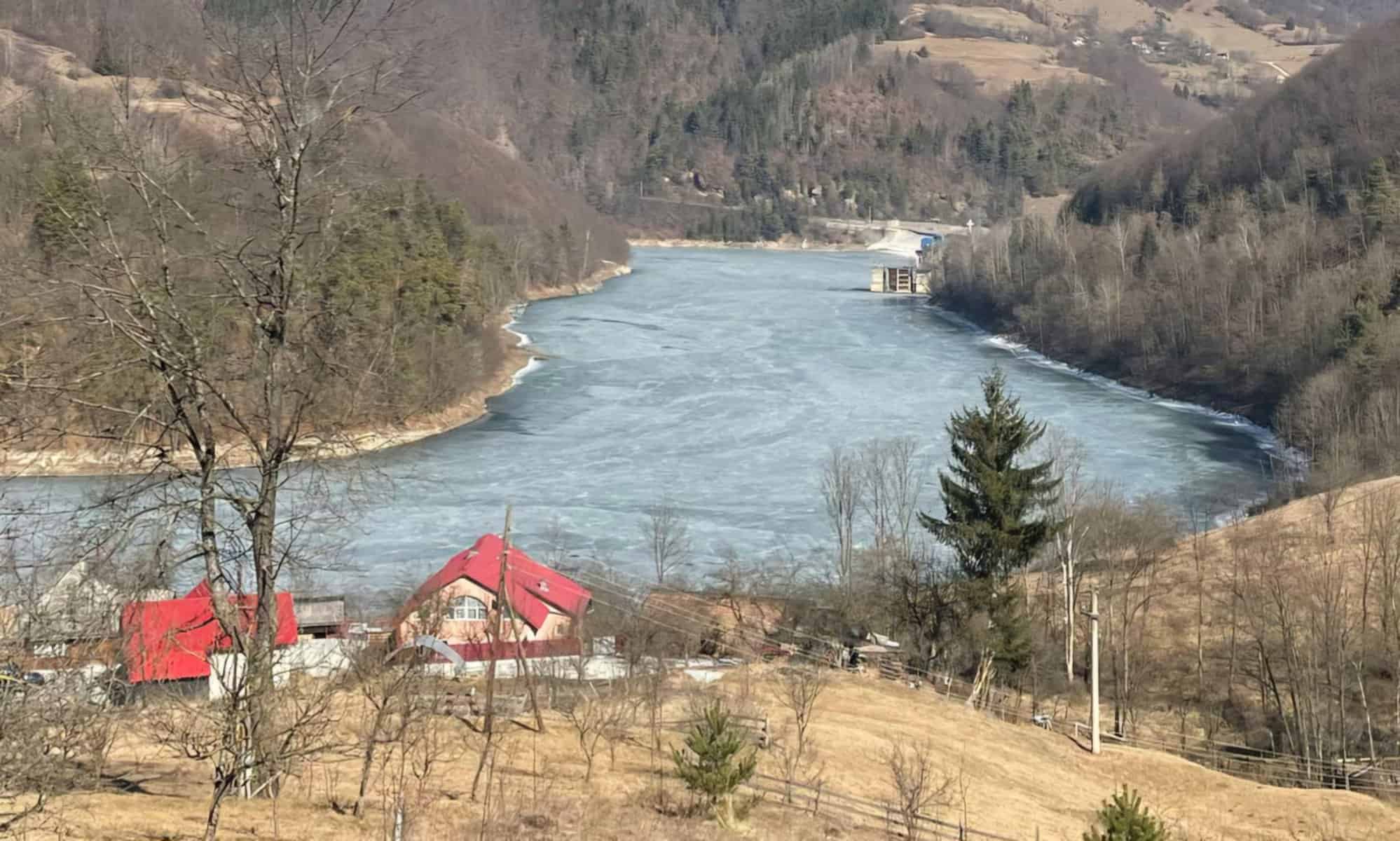 foto: o zi de primăvară înghețată, la amenajarea hidrotehnică mihoești.