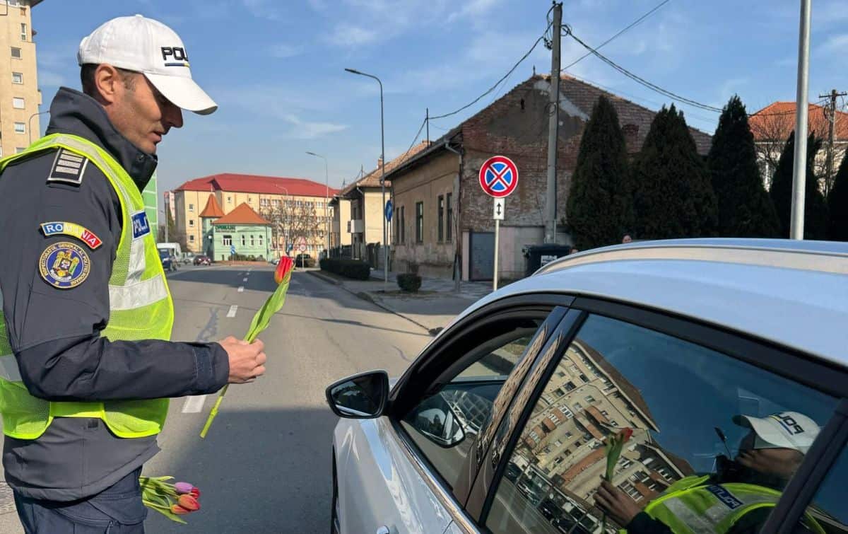 foto: Șoferițele din alba iulia, ”amendate” în trafic cu flori.