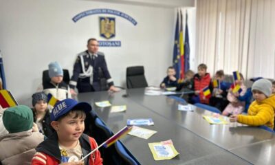 foto: polițiștii, suprinși de ziua lor de copilașii grădiniței nr.