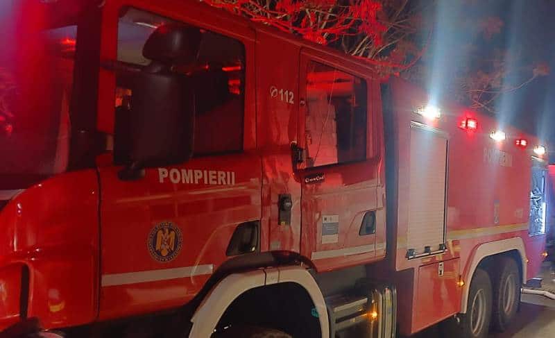 incendiu la un bloc din baia de arieș. etajul 4