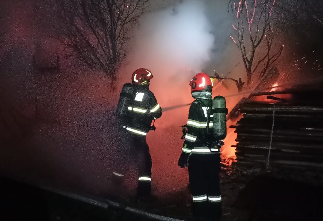 video: incendiu în alba iulia. au luat foc mai multe