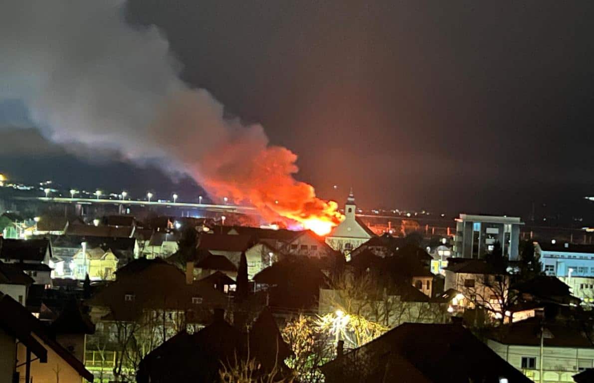 video: incendiu puternic la alba iulia. pompierii intervin cu trei