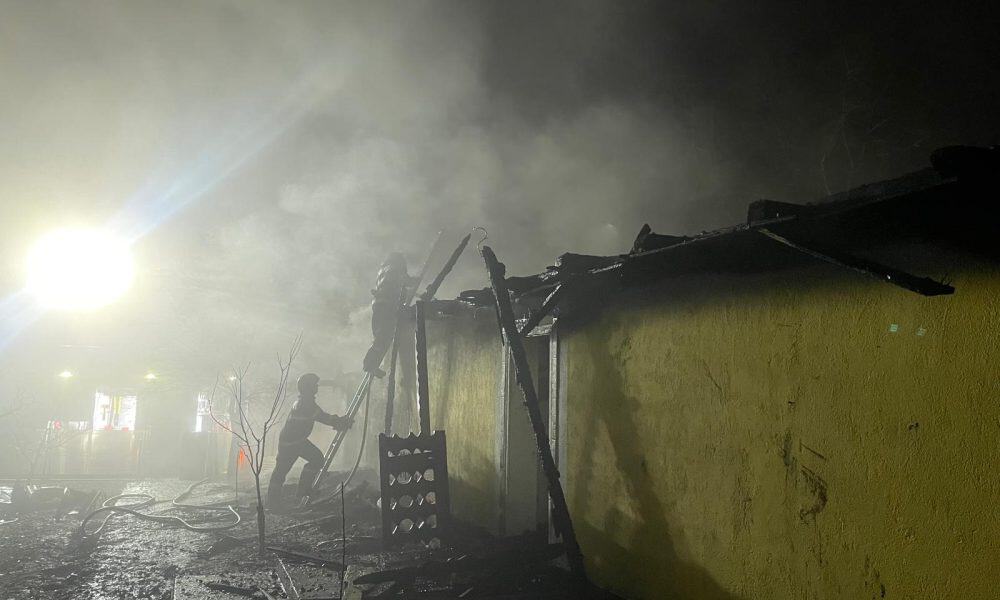 foto: incendiu violent la vorniceni. o casă a fost cuprinsă