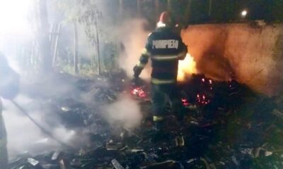 un incendiu violent a izbucnit, noaptea trecută, într o gospodărie din