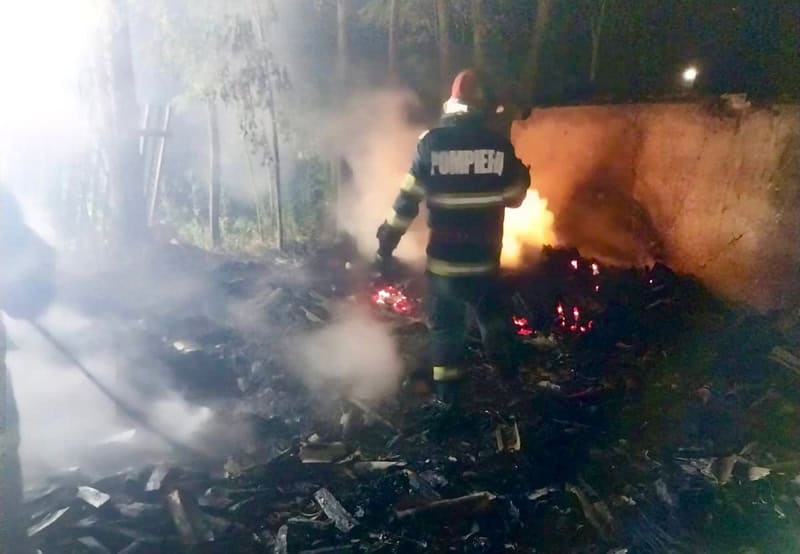 un incendiu violent a izbucnit, noaptea trecută, într o gospodărie din