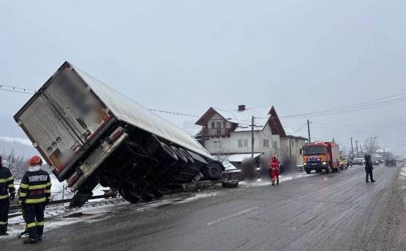 lângă noi: un tir a ieșit în afara părții carosabile