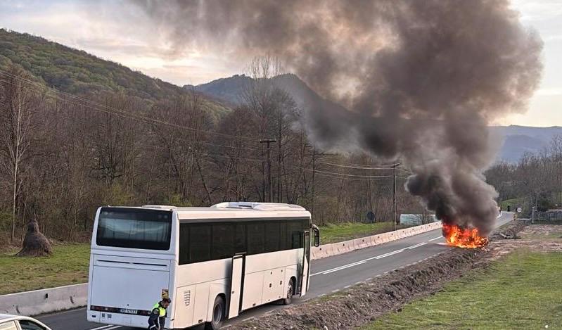foto incendiu la meteș: un autoturism a luat foc. intervin