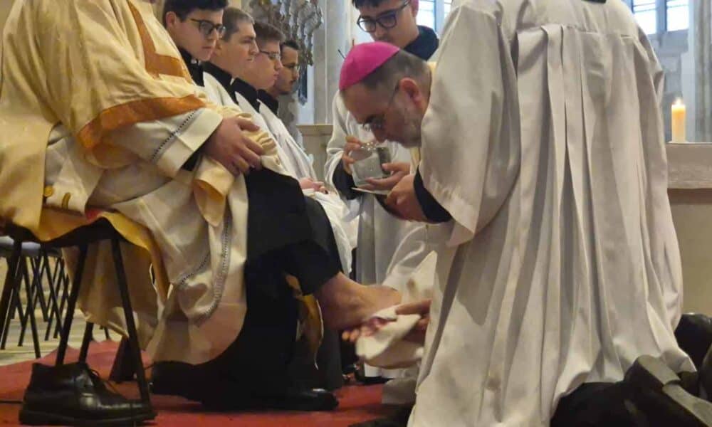 foto video: lecție de smerenie, în joia mare. ritualul „spălării picioarelor”,