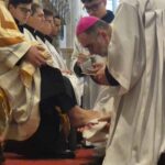foto video: lecție de smerenie, în joia mare. ritualul „spălării picioarelor”,