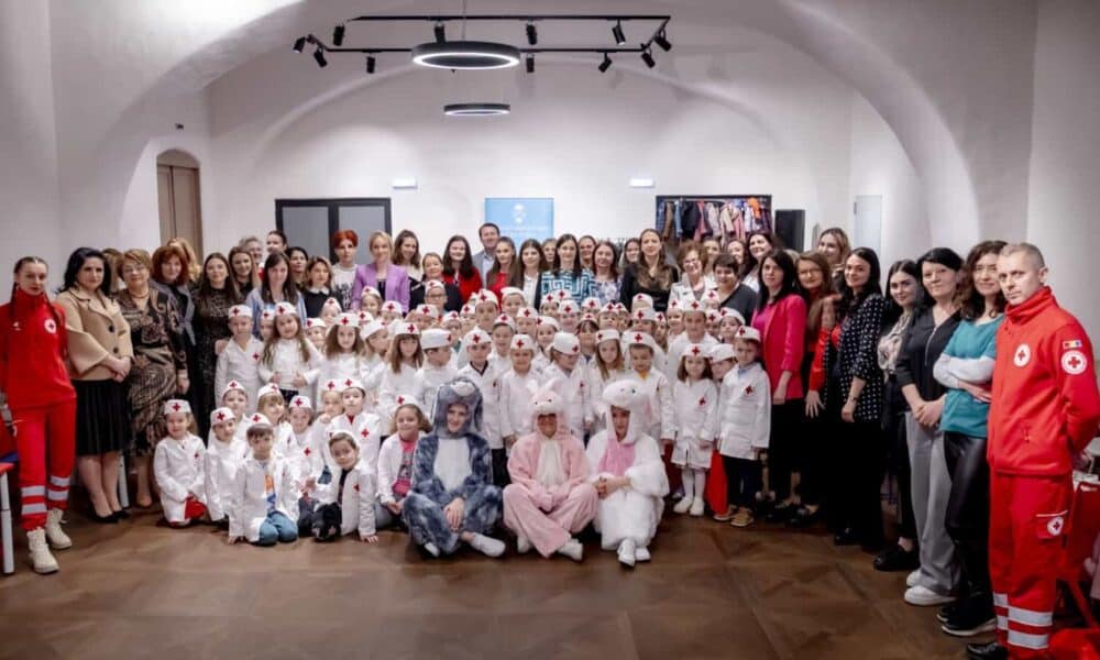 foto „mugurii crucii roșii”: zeci de copii de grădiniță din