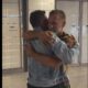 video: uwe, câștigătorul survivor 2025, așteptat în aeroport de fratele