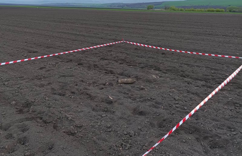 proiectil de 105 mm, găsit pe un câmp din rădăuți