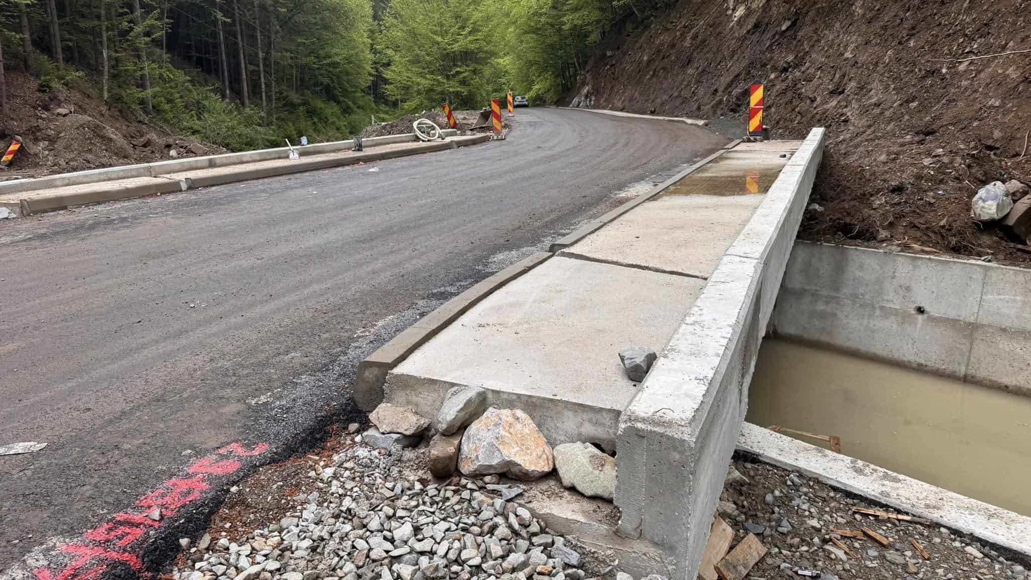 foto: a început turnarea asfaltului pe ultimi 3 kilometri din