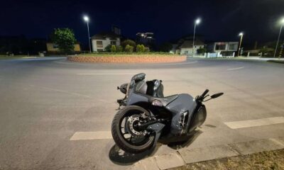 foto: accident într un giratoriu din alba iulia: motociclist rănit, după