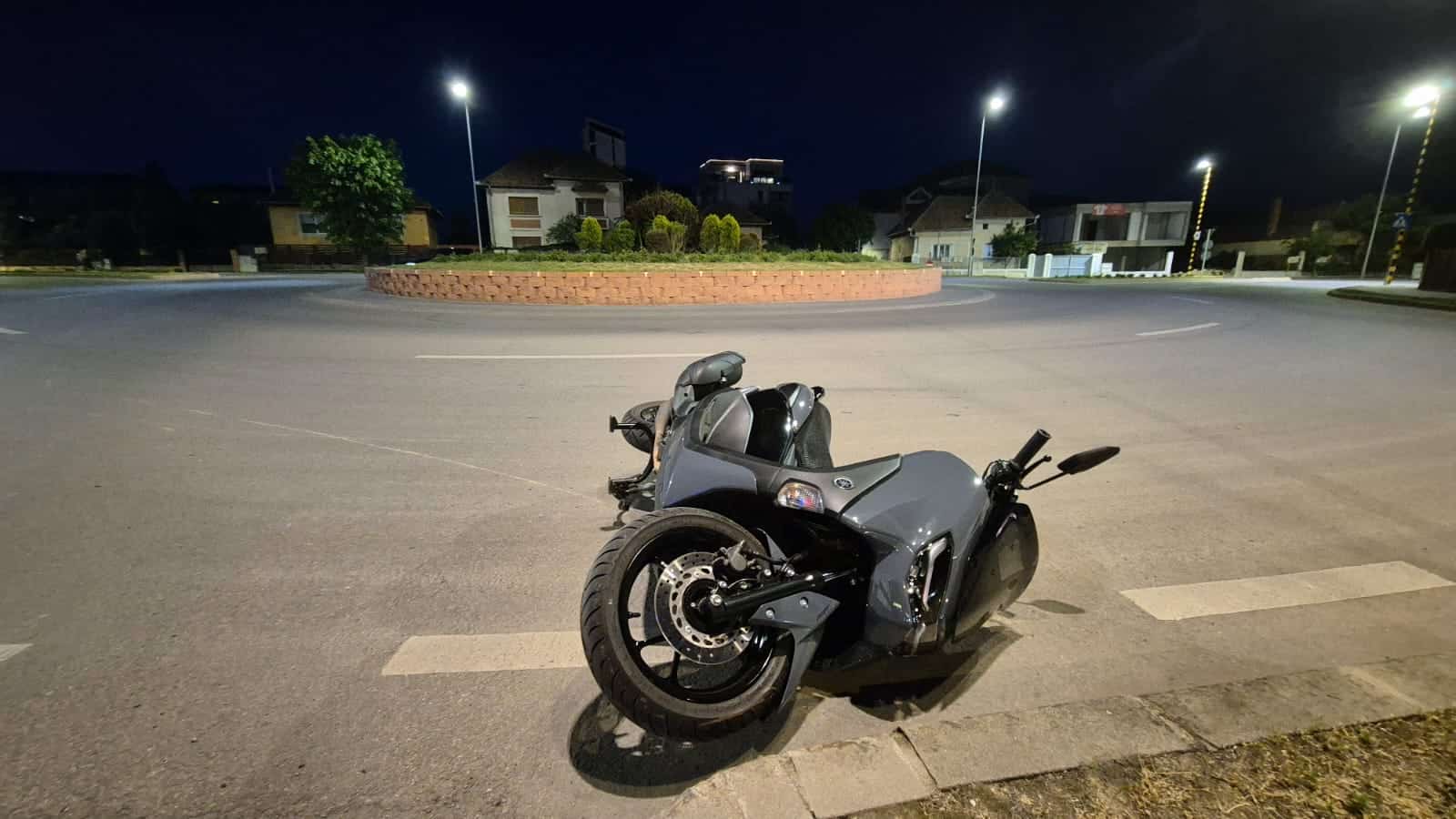 foto: accident într un giratoriu din alba iulia: motociclist rănit, după