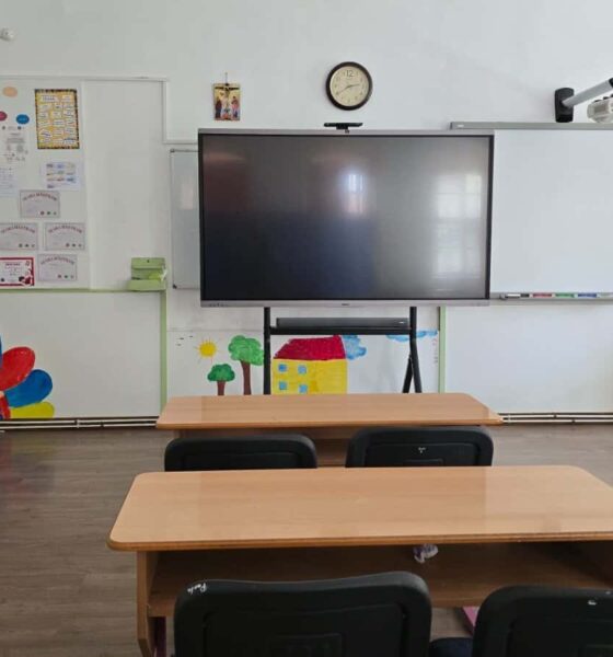 foto: echipamente it de ultimă generație, pentru dotarea școlilor din
