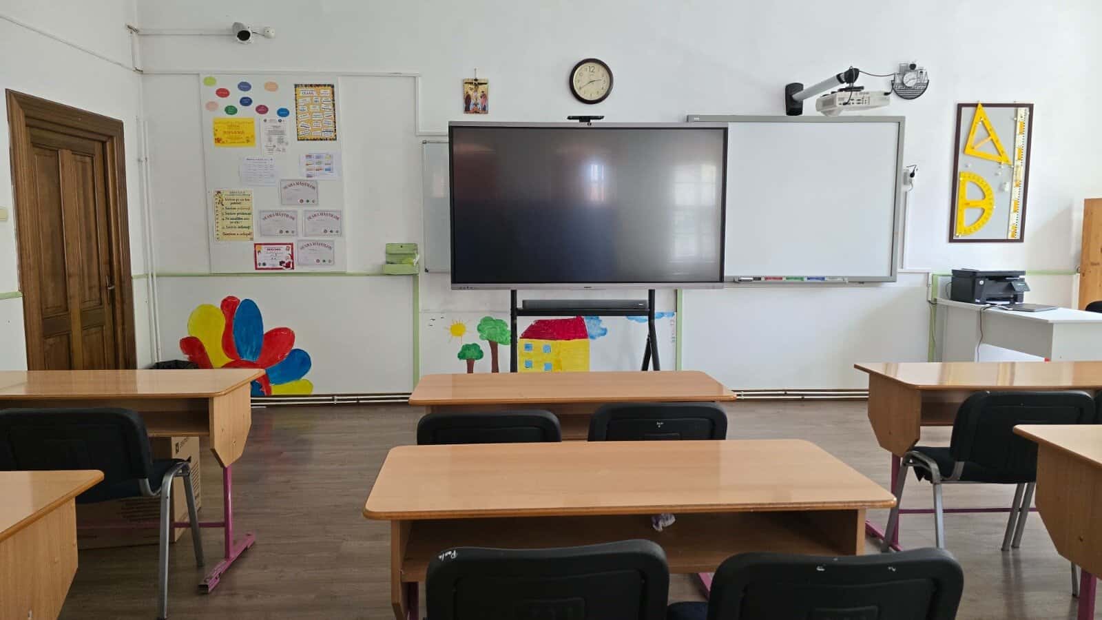 foto: echipamente it de ultimă generație, pentru dotarea școlilor din