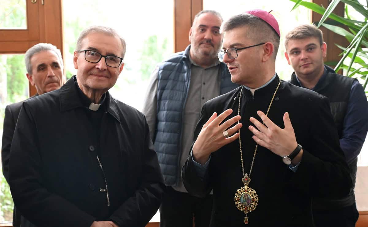 foto: episcopul romano catolic de brescia, în vizită la blaj, alături