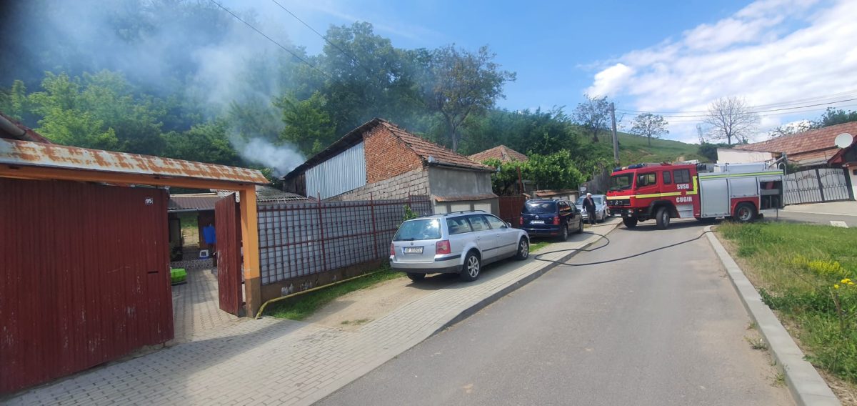 foto incendiu la cugir: terasa unei locuințe ar fi luat