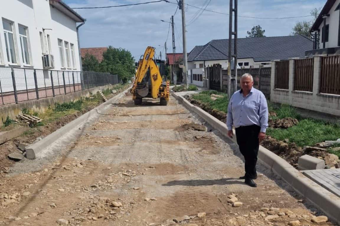 foto: lucrări de modernizare pe o stradă din teiuș. stadiul