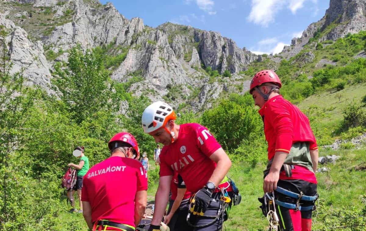 foto: turist rănit pe munte la rimetea, recuperat de echipajul