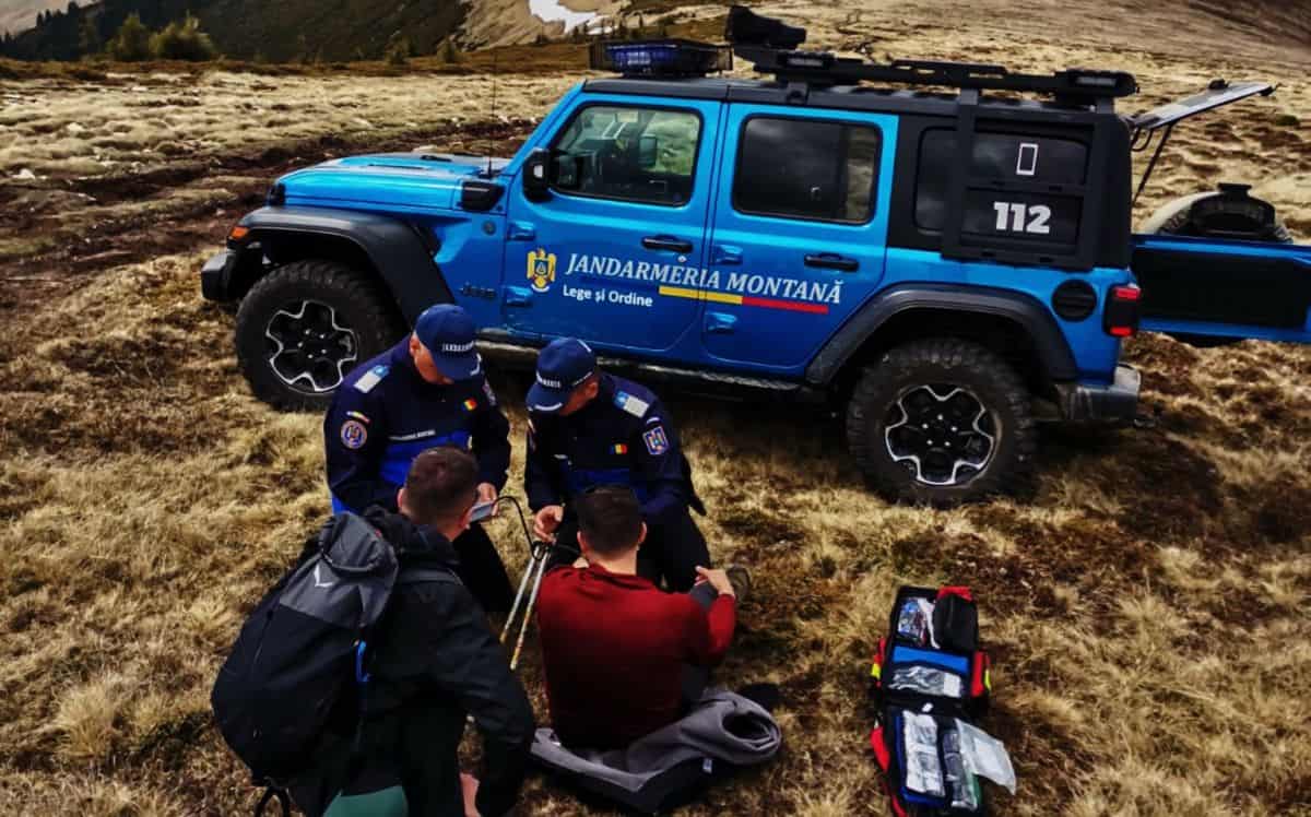 foto: turist salvat de pe munte, de jandarmii din alba.