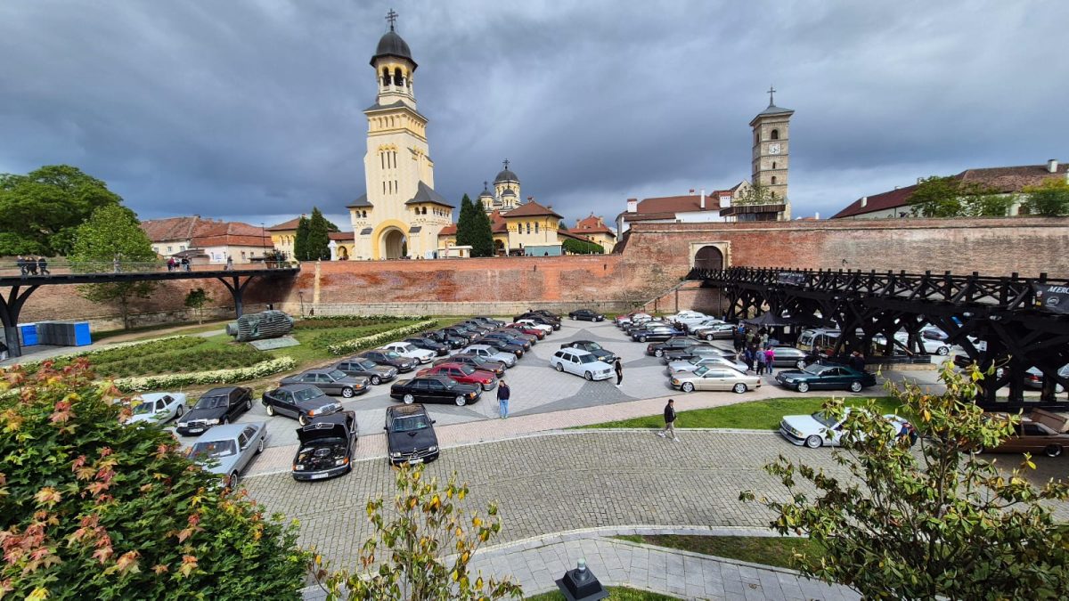 foto video: Întâlnire a pasionaților de automobile mercedes, în cetatea