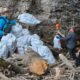 foto: zeci de voluntari au adunat peste 100 de saci