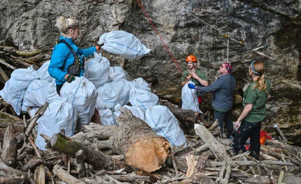 foto: zeci de voluntari au adunat peste 100 de saci