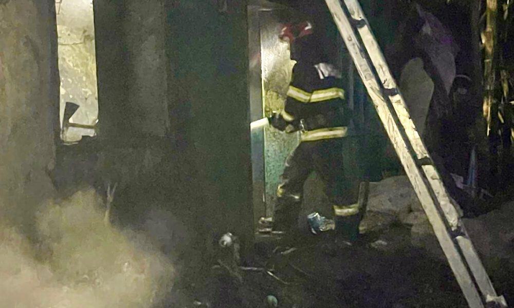 foto: femeie de 91 de ani, salvată din flăcări, la