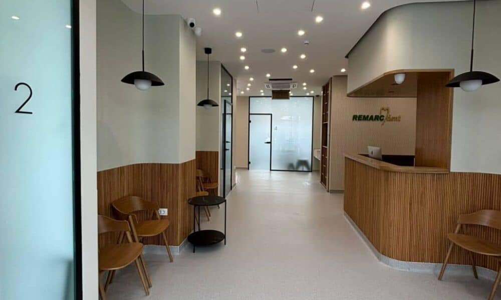 În spatele fiecărui zâmbet – echipa remarc dent, dedicată excelenței